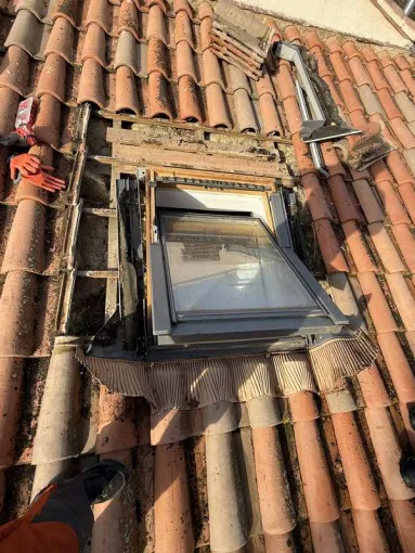 Pose d'un velux standard solaire aux Baux-de-Provence, Les Baux-de-Provence, Destrich Toiture