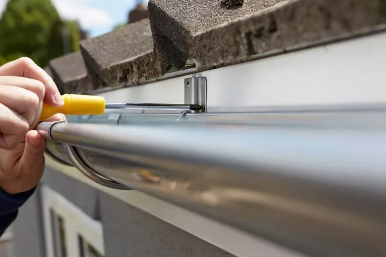 Comment installer une gouttière en zinc sans soudure ?, Les Baux-de-Provence, Destrich Toiture