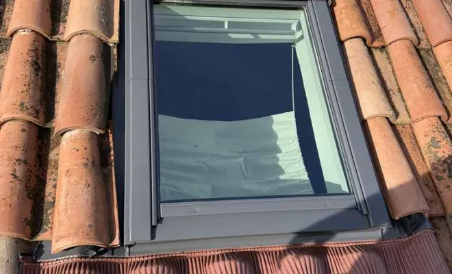 Pose d'un velux standard solaire aux Baux-de-Provence, Les Baux-de-Provence, Destrich Toiture