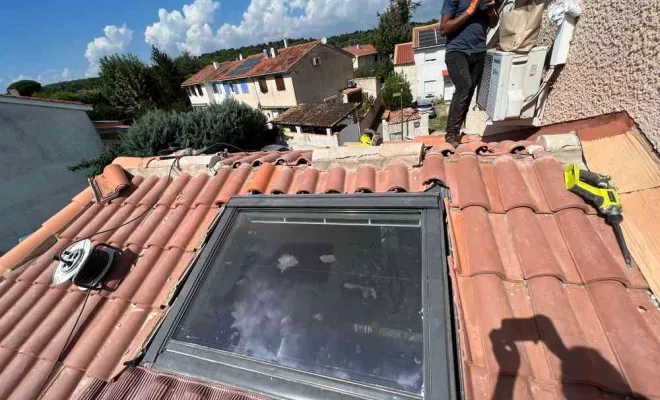 Installation de fenêtre de toit, Les Baux-de-Provence, Destrich Toiture