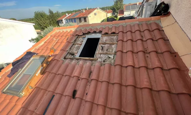 Installation de fenêtre de toit, Les Baux-de-Provence, Destrich Toiture